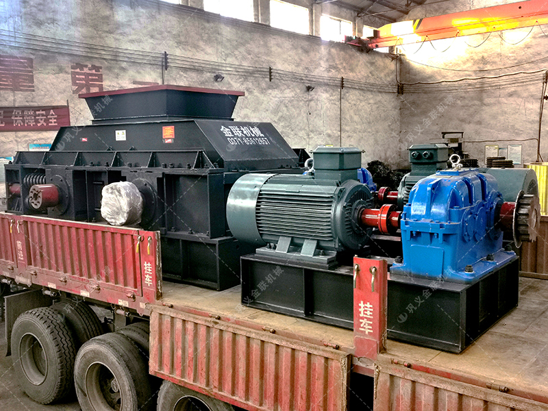 1200x800型半自動(dòng)液壓對輥制砂機(jī)發(fā)貨圖片