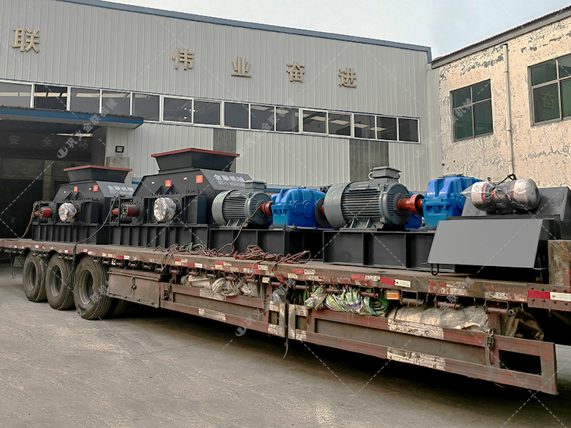 兩臺大型對輥制砂機(jī)設(shè)備發(fā)貨圖片