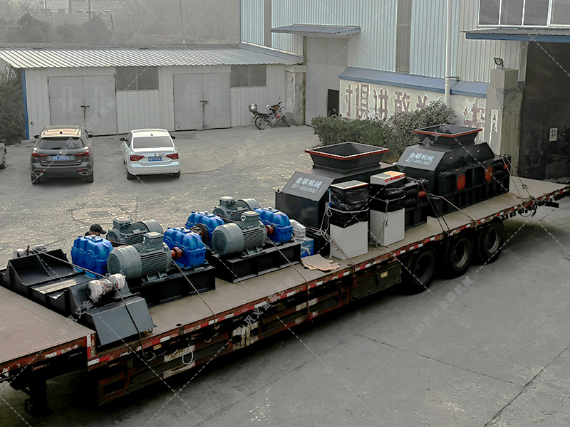 兩臺大型對輥制砂機(jī)設(shè)備發(fā)貨圖片