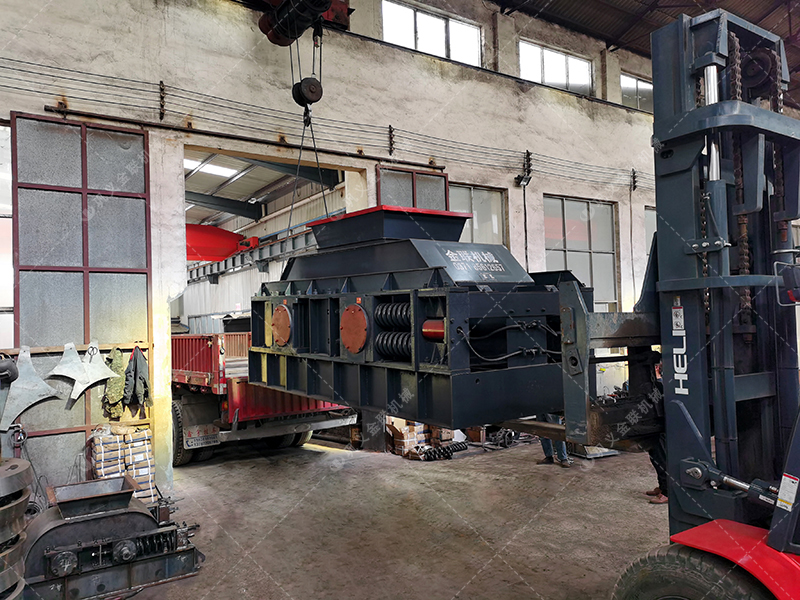 1500x800直連式大型液壓對輥破碎機發往陜西