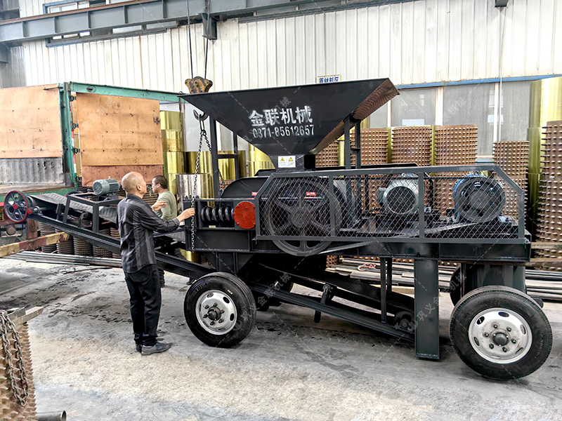 2PG小型移動對輥破碎機發貨現場圖片_發往江西撫州