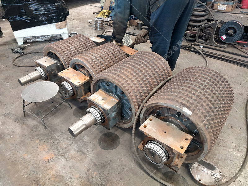 焦炭破碎粒度不達(dá)標(biāo)？狼牙輥的 “齒形優(yōu)化” 如何解決問(wèn)題？