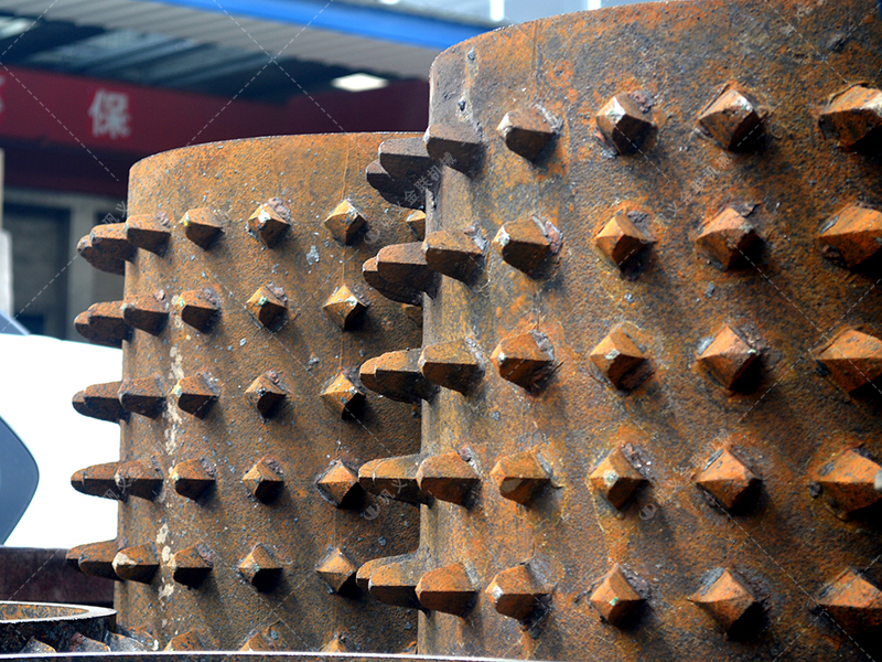 堵料導致停機頻繁，狼牙齒輥破碎機如何讓生產線“不停轉”？